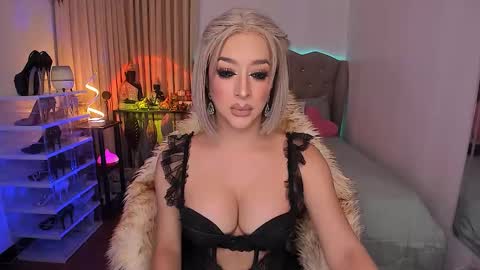 Snapshot of goddess_trans chatting on February 26, 11:20 am Contessa online show from February 26, 11:20 am