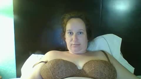 Snapshot of goddessmilfcrysyal chatting on April 19, 1:05 am Crystal online show from April 19, 1:05 am