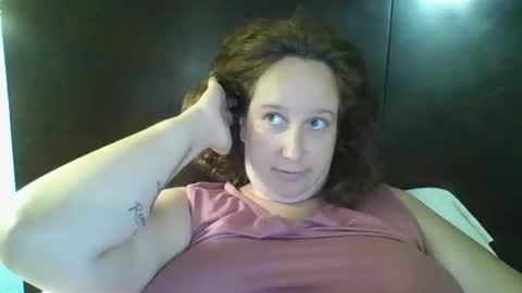 Snapshot of goddessmilfcrysyal chatting on April 21, 12:34 am Crystal online show from April 21, 12:34 am