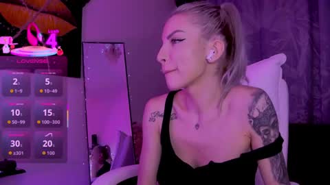Snapshot of goddessnyxluxuria chatting on May 21, 6:59 pm Goddess Nyx online show from May 21, 6:59 pm