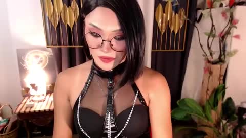 Snapshot of goddessquinnie chatting on December 8, 4:57 am quinnie online show from December 8, 4:57 am