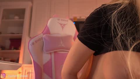 Snapshot of golden_alinee chatting on February 8, 7:27 pm Aline meow online show from February 8, 7:27 pm