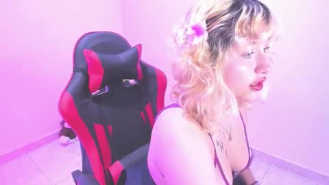 Snapshot of goldencurly_ chatting on February 24, 12:25 pm goldencurly online show from February 24, 12:25 pm