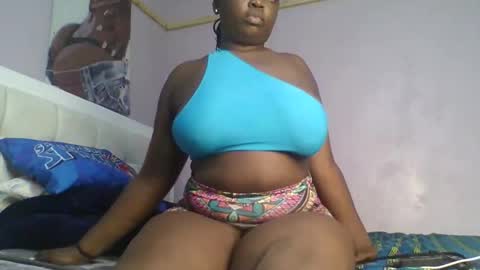 Snapshot of goldencurves_bunny chatting on January 14, 8:03 pm Bella online show from January 14, 8:03 pm