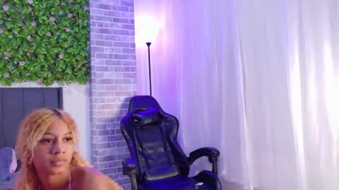 Snapshot of goldenluna chatting on September 11, 3:50 am Moon  online show from September 11, 3:50 am