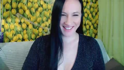 Snapshot of goldmoonn chatting on November 19, 3:23 pm goldmoonn online show from November 19, 3:23 pm