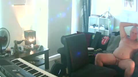 goldyguy011 online show from November 28, 1:08 am