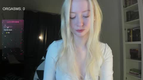 Snapshot of goodg_oddamn chatting on November 30, 5:33 am SOPHIE online show from November 30, 5:33 am