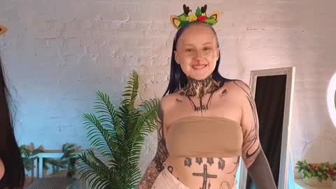 Snapshot of goth_babydoll chatting on January 3, 5:10 pm Benny online show from January 3, 5:10 pm