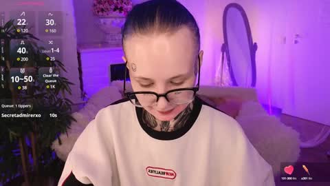 Snapshot of goth_babydoll chatting on January 4, 7:55 pm Benny online show from January 4, 7:55 pm