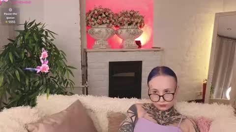Snapshot of goth_babydoll chatting on March 5, 1:50 pm Benny online show from March 5, 1:50 pm