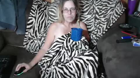 Snapshot of granny_low chatting on December 3, 8:50 pm Granny Low online show from December 3, 8:50 pm