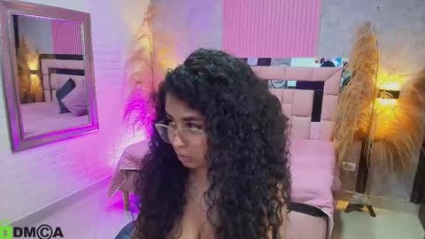 Snapshot of griselle_rousse chatting on February 23, 12:52 am online show from February 23, 12:52 am