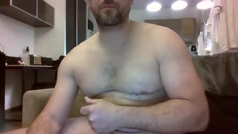 Snapshot of guigui84 chatting on March 27, 12:49 am guigui84 online show from March 27, 12:49 am