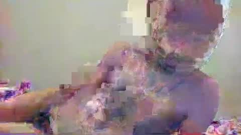 Snapshot of guil67728799 chatting on December 23, 8:25 pm guil67728799 online show from December 23, 8:25 pm