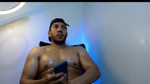 holl latino online show from April 18, 5:00 am