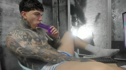 Snapshot of gury_tattoo chatting on May 14, 8:15 pm Gury online show from May 14, 8:15 pm