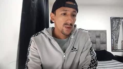 Snapshot of guykarim chatting on February 19, 9:27 am karim online show from February 19, 9:27 am