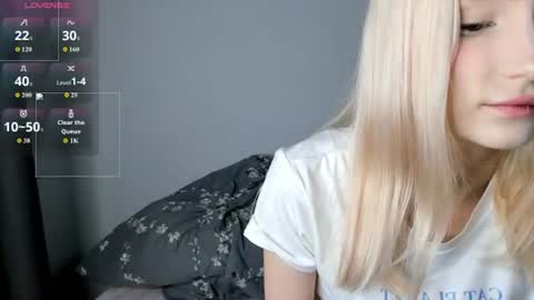 Snapshot of gwencase chatting on June 22, 7:22 pm Gwan online show from June 22, 7:22 pm