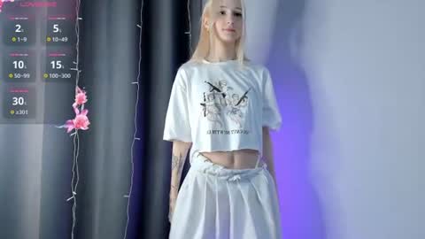 Snapshot of gwencase chatting on July 5, 8:49 pm Gwan online show from July 5, 8:49 pm