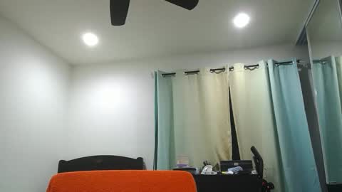 Snapshot of h0nest84 chatting on December 15, 7:24 am h0nest84 online show from December 15, 7:24 am