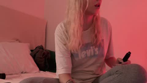 Snapshot of h2h0e chatting on December 5, 7:28 pm Lana online show from December 5, 7:28 pm