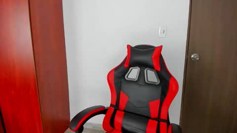 Snapshot of hades_horny_ chatting on March 31, 9:15 pm hades_horny_ online show from March 31, 9:15 pm