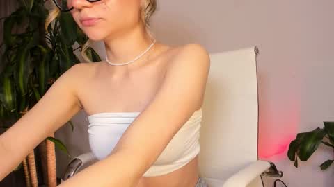 Hailey online show from October 18, 3:42 am