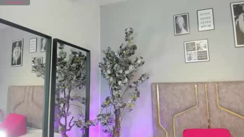 haileystonei online show from November 4, 11:20 am