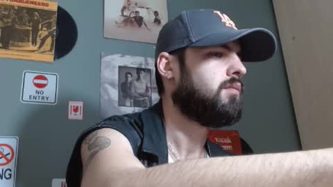 Snapshot of hairyrobxxx chatting on February 22, 7:34 pm HairyRobXxX online show from February 22, 7:34 pm