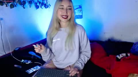 Snapshot of hallie_cam2 chatting on October 16, 8:21 pm HALLIE online show from October 16, 8:21 pm