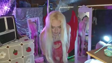 Snapshot of halovalentine chatting on February 10, 1:35 am halovalentine online show from February 10, 1:35 am