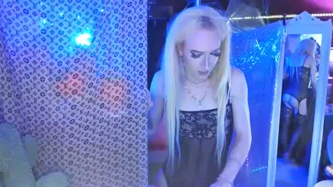 Snapshot of halovalentine chatting on March 12, 2:41 am halovalentine online show from March 12, 2:41 am