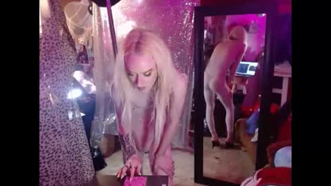 Snapshot of halovalentine chatting on September 17, 12:01 am halovalentine online show from September 17, 12:01 am