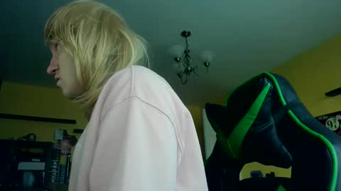 Snapshot of hamptoncriz chatting on February 24, 12:14 pm Sissy Sarah-Louise online show from February 24, 12:14 pm