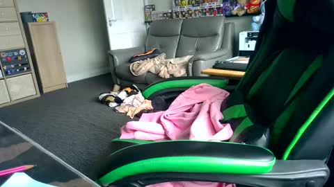 Snapshot of hamptoncriz chatting on April 16, 1:34 pm Sissy Sarah-Louise online show from April 16, 1:34 pm