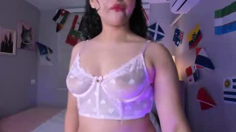Hanna Lineros  online show from June 25, 1:04 pm