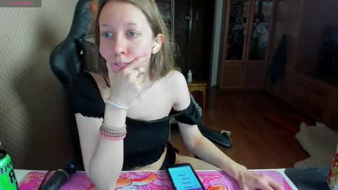 Snapshot of handsome_whale chatting on January 8, 3:31 am Mila online show from January 8, 3:31 am