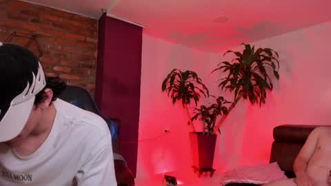 Snapshot of handsomeboys19 chatting on November 8, 3:18 am leonardfarrucknick and otis online show from November 8, 3:18 am