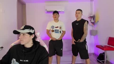 Snapshot of handsomeboys19 chatting on November 18, 1:33 am leonardfarrucknick and otis online show from November 18, 1:33 am