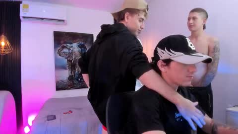 Snapshot of handsomeboys19 chatting on November 20, 2:23 am leonardfarrucknick and otis online show from November 20, 2:23 am