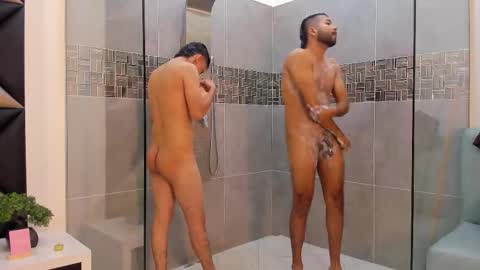 Snapshot of handsomeboys19 chatting on November 20, 2:28 pm leonardfarrucknick and otis online show from November 20, 2:28 pm