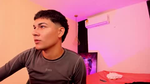 Snapshot of handsomeboys19 chatting on February 3, 6:40 am leonardfarrucknick and otis online show from February 3, 6:40 am