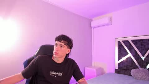 Snapshot of handsomeboys19 chatting on February 10, 2:59 am leonardfarrucknick and otis online show from February 10, 2:59 am