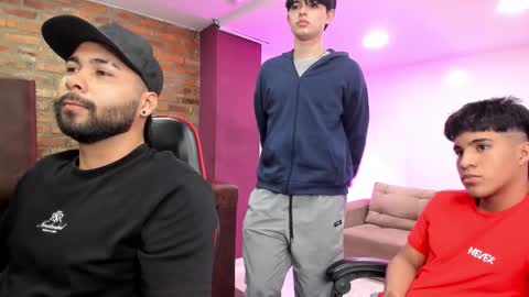 Snapshot of handsomeboys19 chatting on February 14, 12:24 pm leonardfarrucknick and otis online show from February 14, 12:24 pm