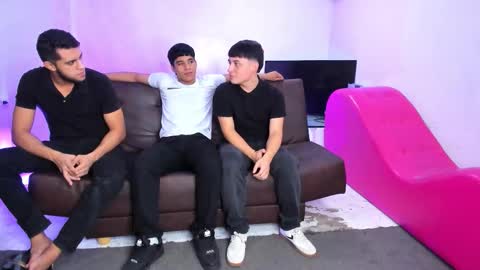 Snapshot of handsomeboys19 chatting on February 25, 12:37 pm leonardfarrucknick and otis online show from February 25, 12:37 pm