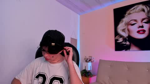 Snapshot of handsomeboys19 chatting on April 21, 2:56 pm leonardfarrucknick and otis online show from April 21, 2:56 pm
