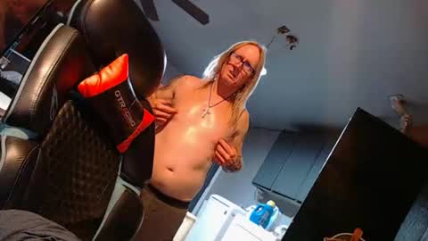 Snapshot of handyman5303 chatting on November 12, 2:23 am Handystudman online show from November 12, 2:23 am