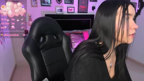 hanna  online show from December 4, 11:24 pm