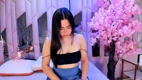 hannacollins_2 online show from April 14, 2:56 pm